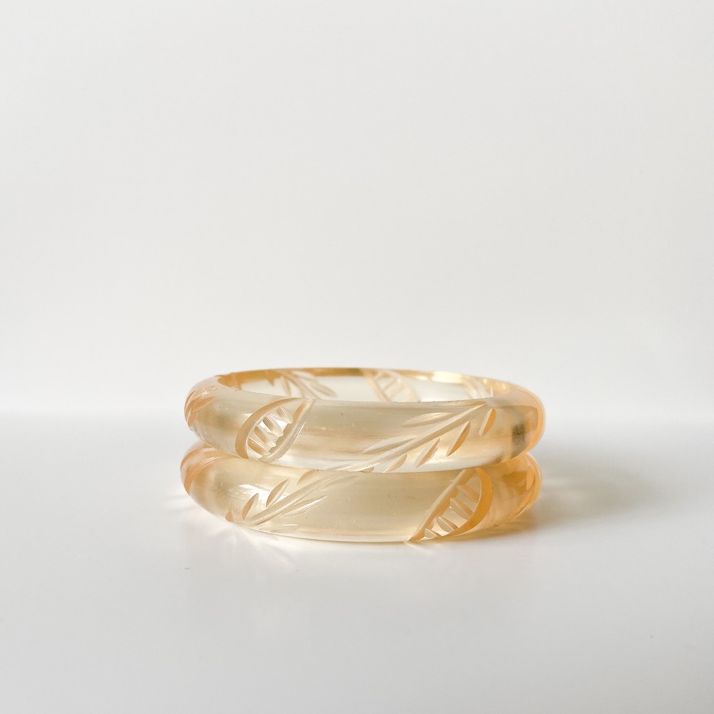 Leaf Carved Translucent Single Bangle